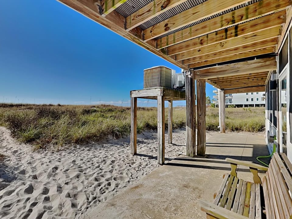 Property building, Natural landscape, Balcony/Terrace, Beach