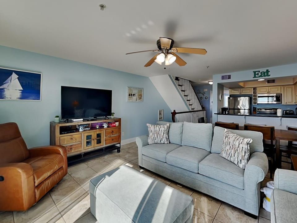 TV and multimedia, Kitchen or kitchenette, Living room, Seating area, furniture