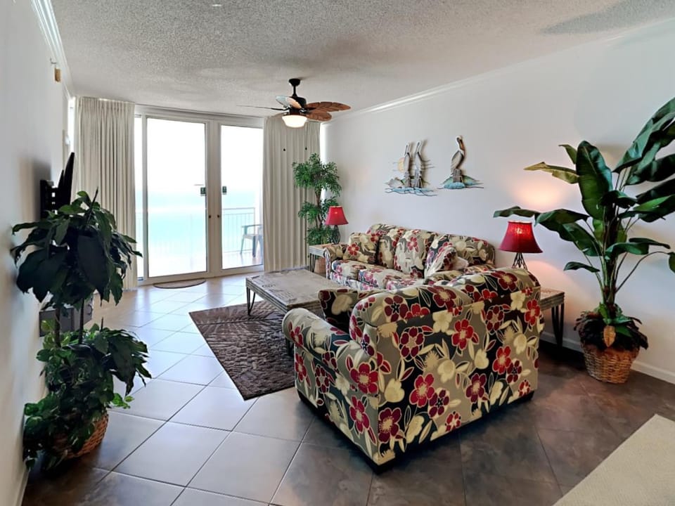 View (from property/room), Balcony/Terrace, Living room, Seating area, furniture