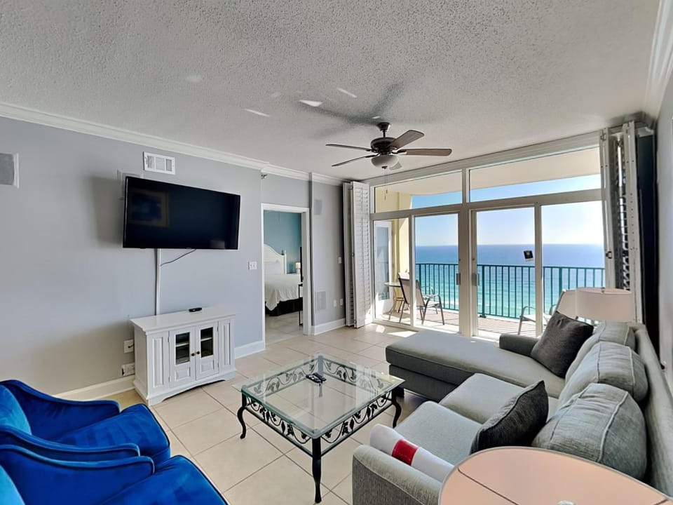 TV and multimedia, Balcony/Terrace, Living room, Seating area, Sea view, furniture
