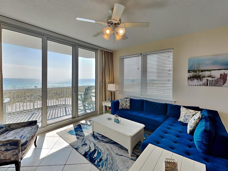 View (from property/room), Balcony/Terrace, Living room, Seating area, Sea view, furniture