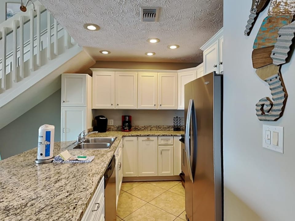 Kitchen or kitchenette, microwave, oven, stove