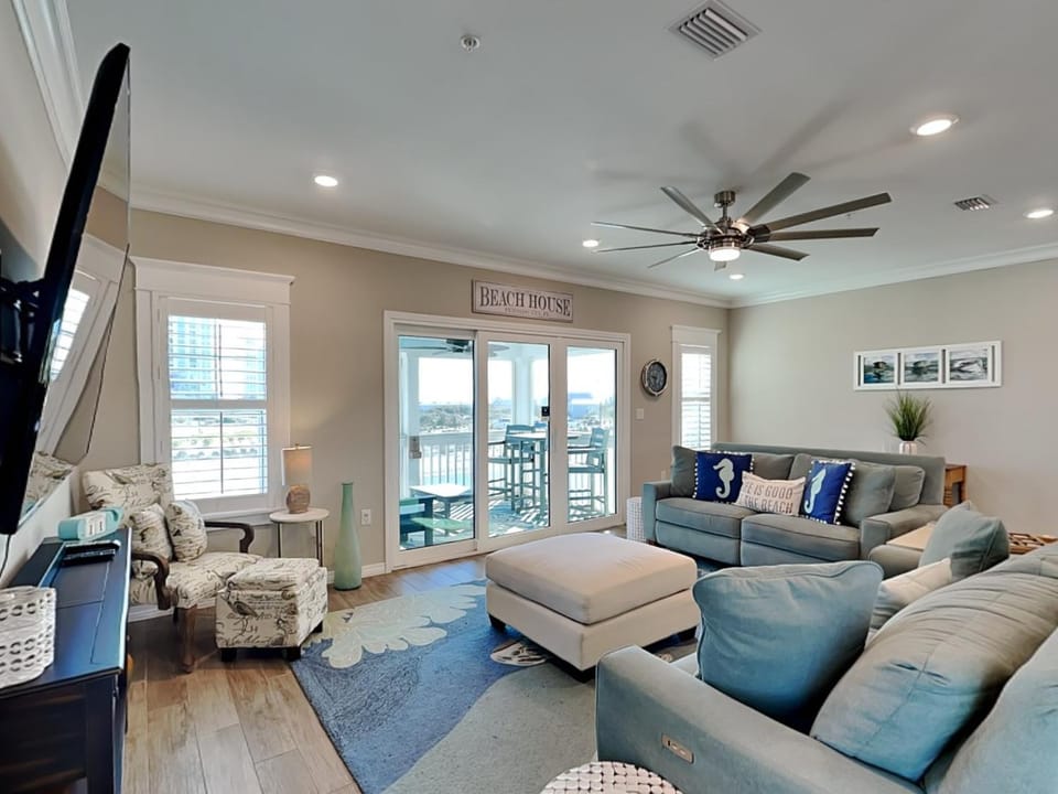 TV and multimedia, Balcony/Terrace, Living room, Seating area, furniture