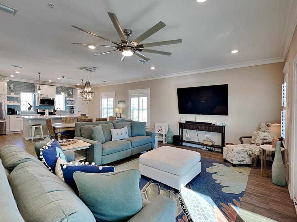 TV and multimedia, Kitchen or kitchenette, Living room, Seating area, furniture