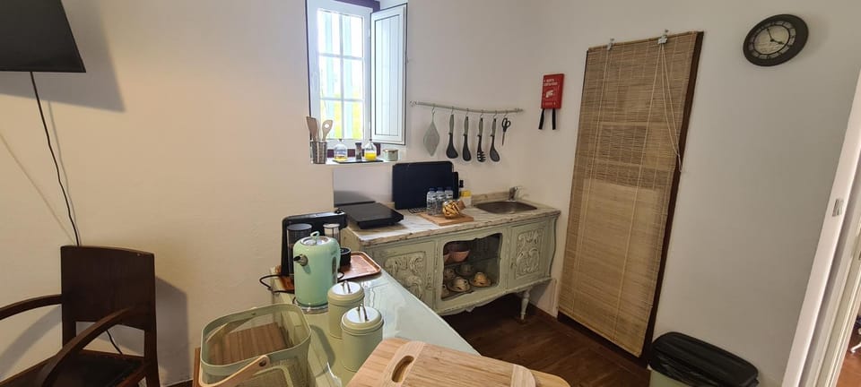 Kitchen or kitchenette, minibar