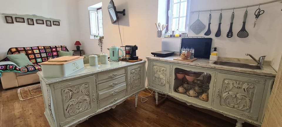 Coffee/tea facilities, Kitchen or kitchenette, stove