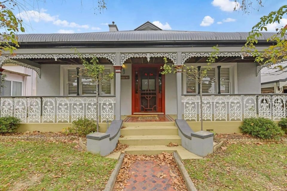 Kilarra House - Heritage Home on Byng St Sleeps 10 House in Orange