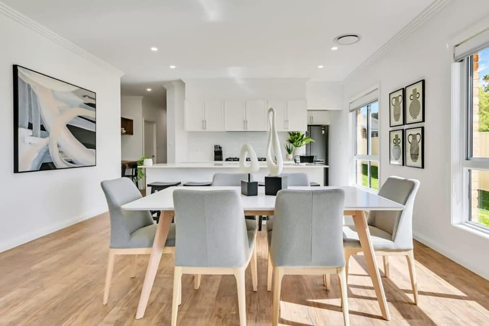 Hideaway on Curran - Modern & Comfy Retreat in CBD Firepit House in Orange