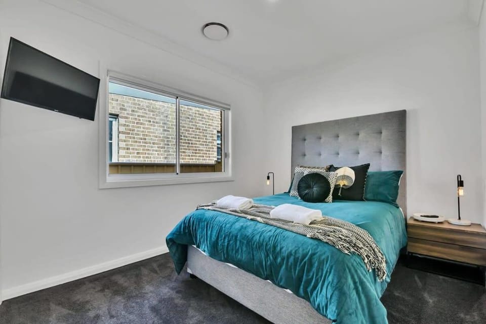 Hideaway on Curran - Modern & Comfy Retreat in CBD Firepit House in Orange