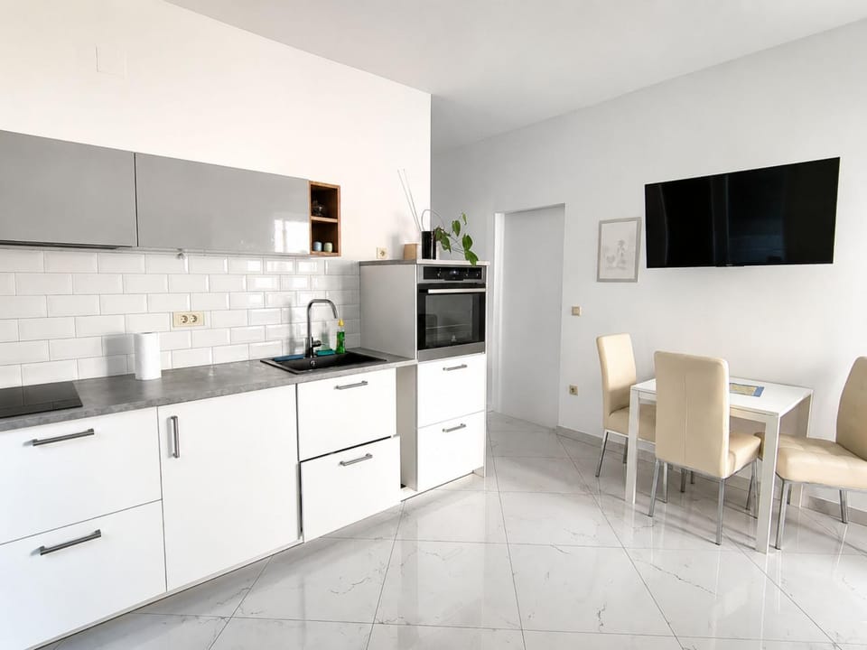TV and multimedia, Kitchen or kitchenette, Dining area, oven, stove, air conditioner