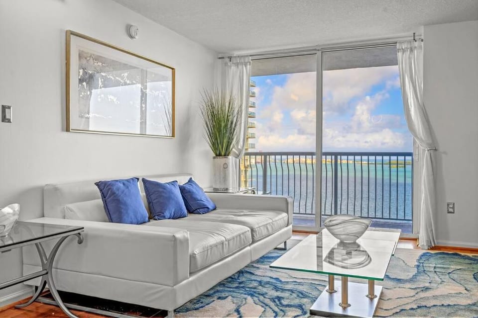 INCREDIBLE OCEAN VIEW 3 BEDROOMS UNIT Apartment in Brickell