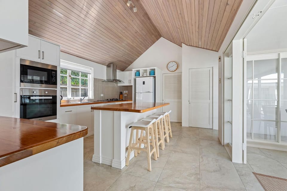 Kitchen or kitchenette, oven
