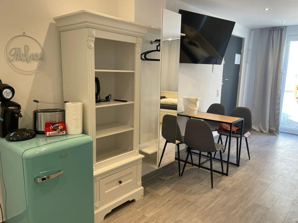 Living room, Seating area, Dining area, hair dresser