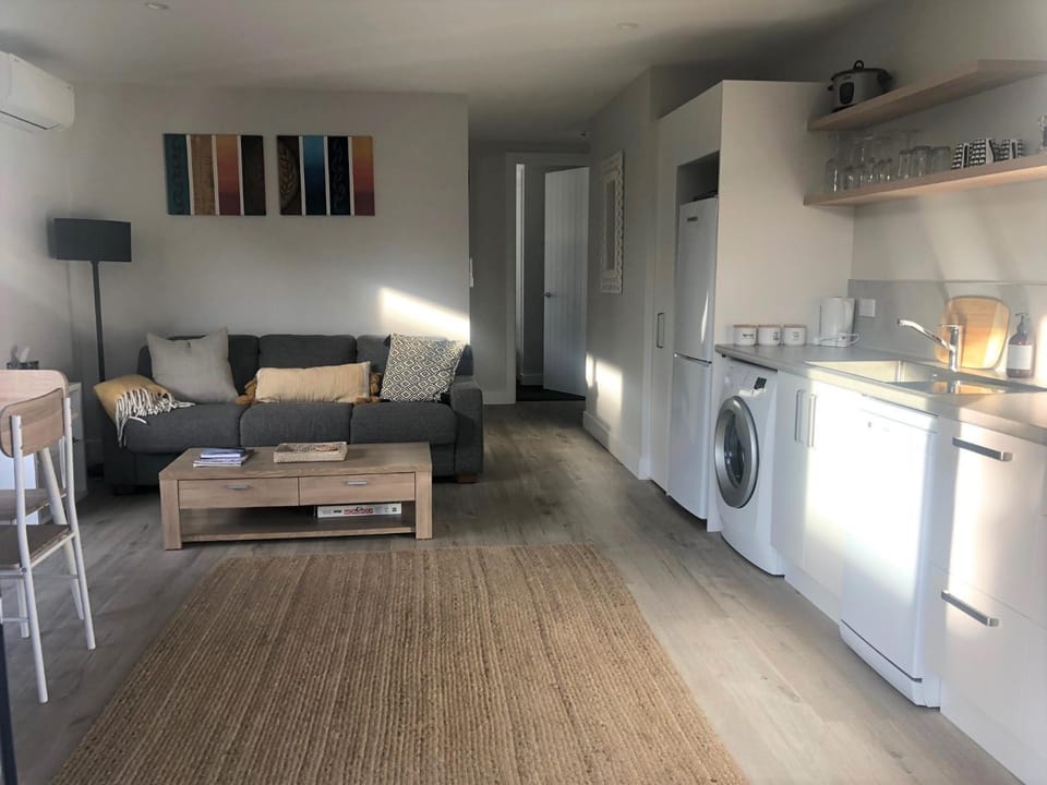 Kitchen or kitchenette, Living room, Seating area, Dining area
