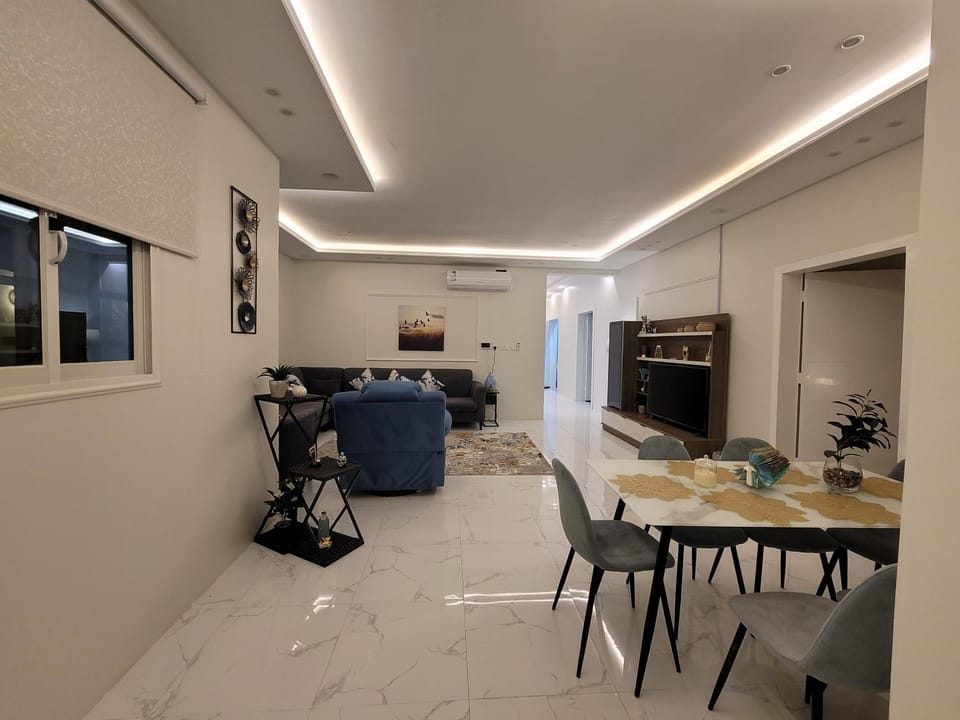 TV and multimedia, Living room, Seating area, Dining area