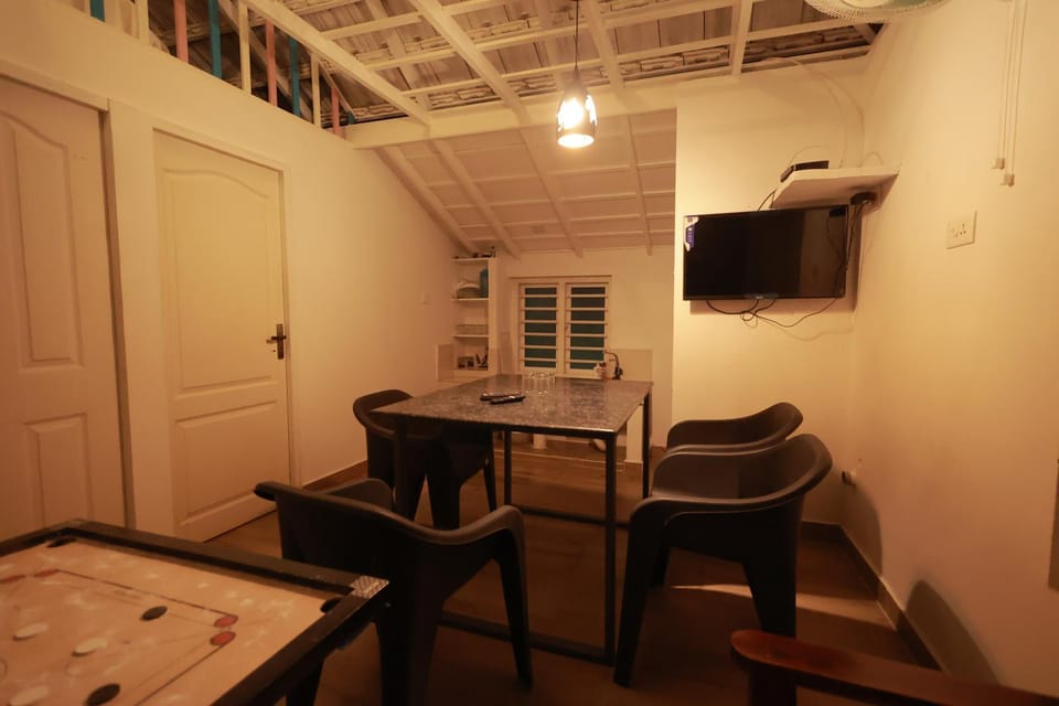 TV and multimedia, Living room, Seating area, Dining area