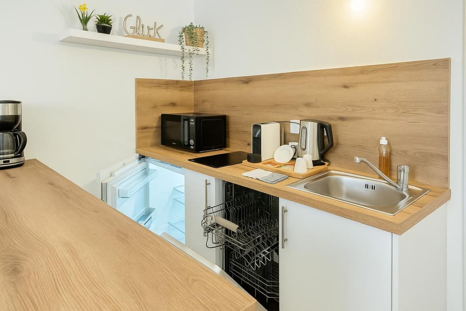 Coffee/tea facilities, Kitchen or kitchenette, dishwasher, stove, toaster, kitchen