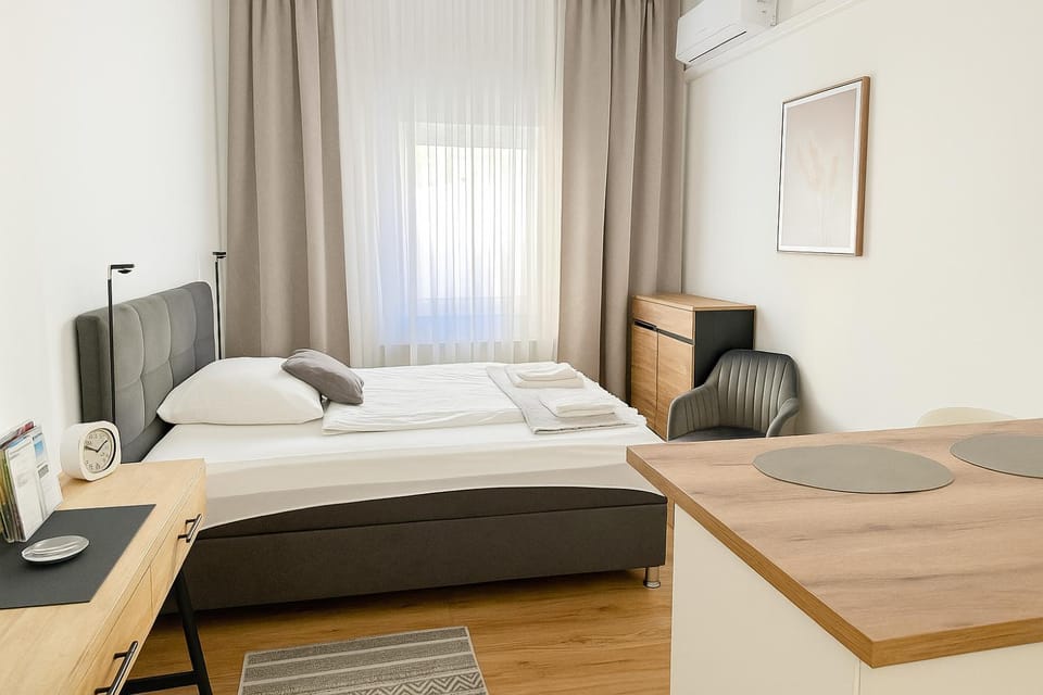 Bed, Seating area, Dining area