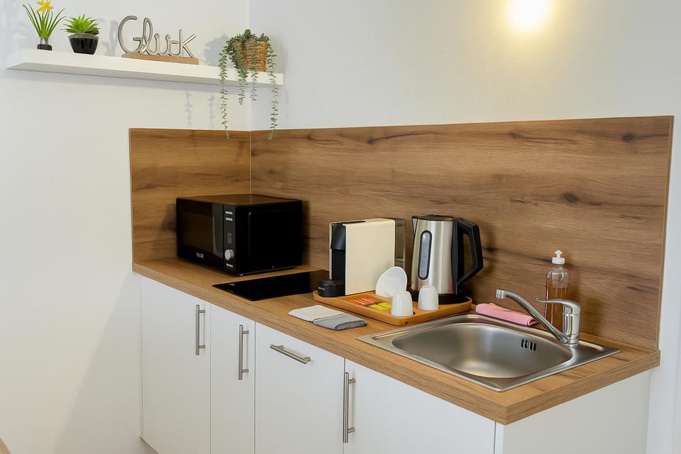Coffee/tea facilities, Kitchen or kitchenette, microwave, stove, toaster, kitchen
