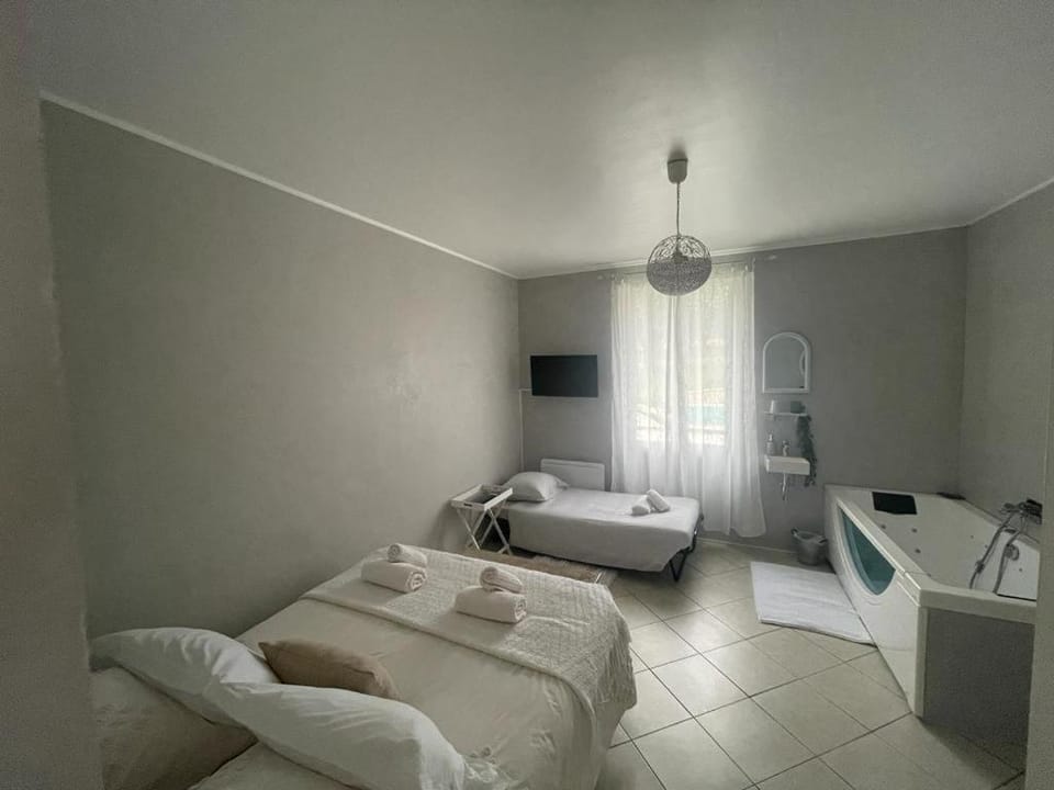 Bed, TV and multimedia, Photo of the whole room, Bedroom, Bath, towels