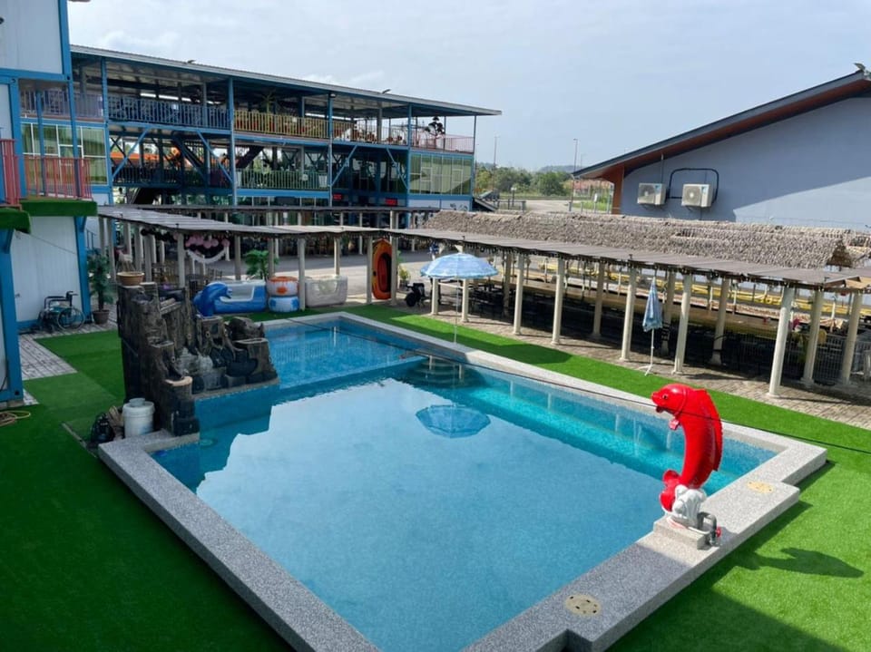 Property building, Swimming pool, Swimming pool