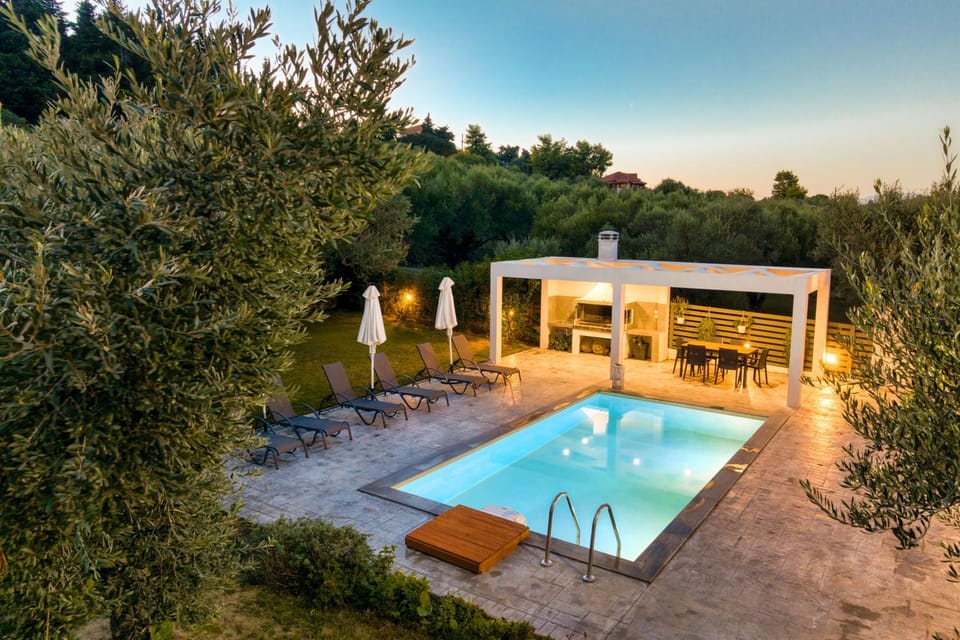 Property building, Patio, Day, Natural landscape, Garden, Garden view, Pool view, Swimming pool, sunbed