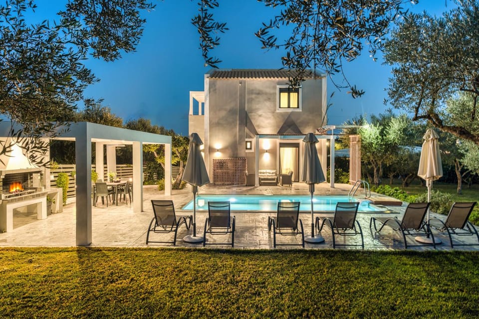 Property building, Patio, Day, Garden, Garden view, Pool view, Swimming pool, sunbed