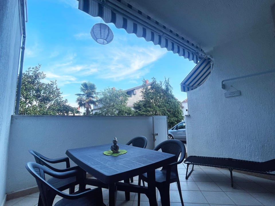 Balcony/Terrace, Street view, Quiet street view