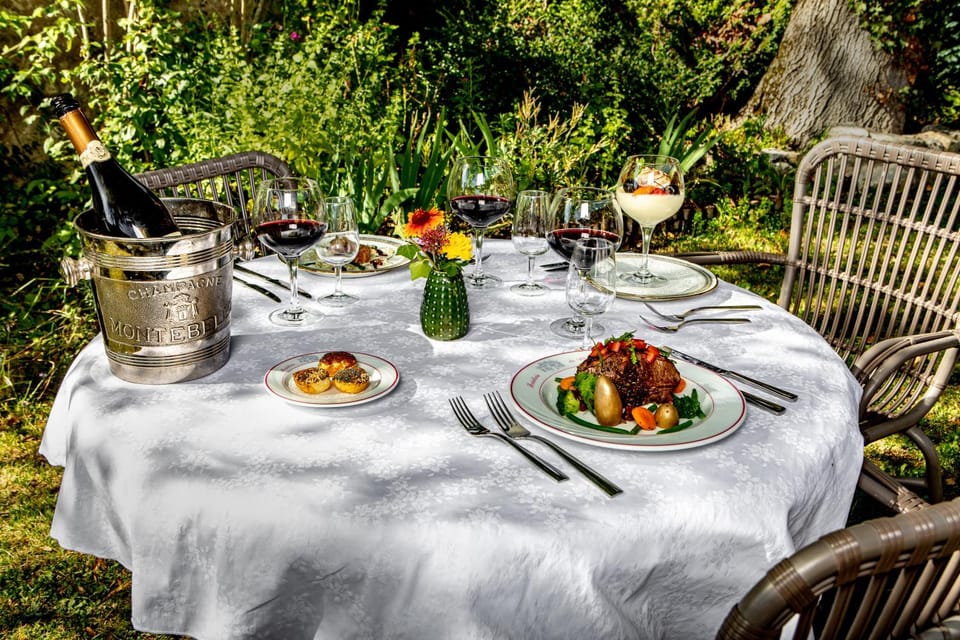 Restaurant/places to eat, Garden, Dining area, Food