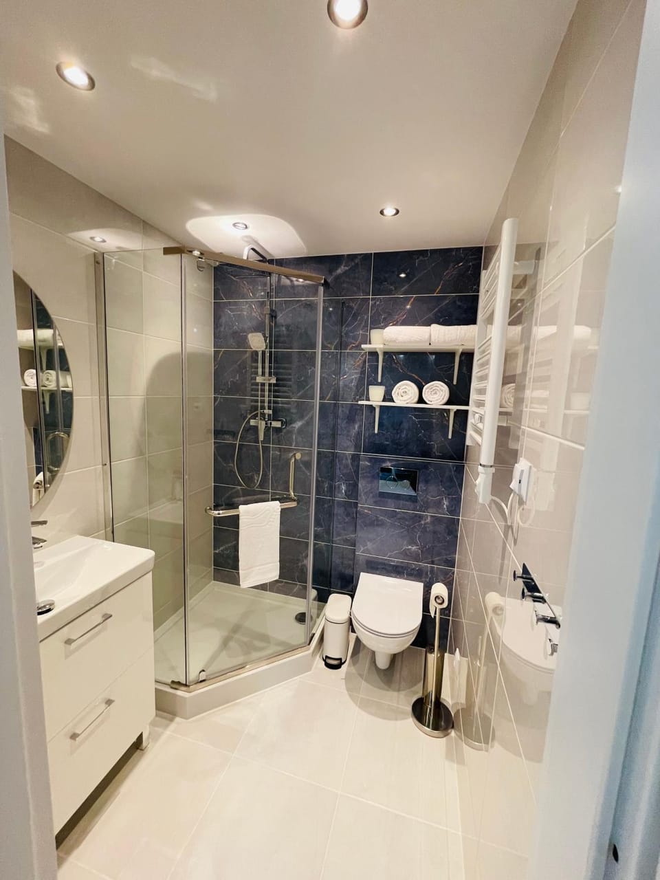 Shower, Toilet, Bathroom, towels