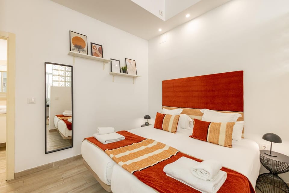 Bed, Bedroom, towels