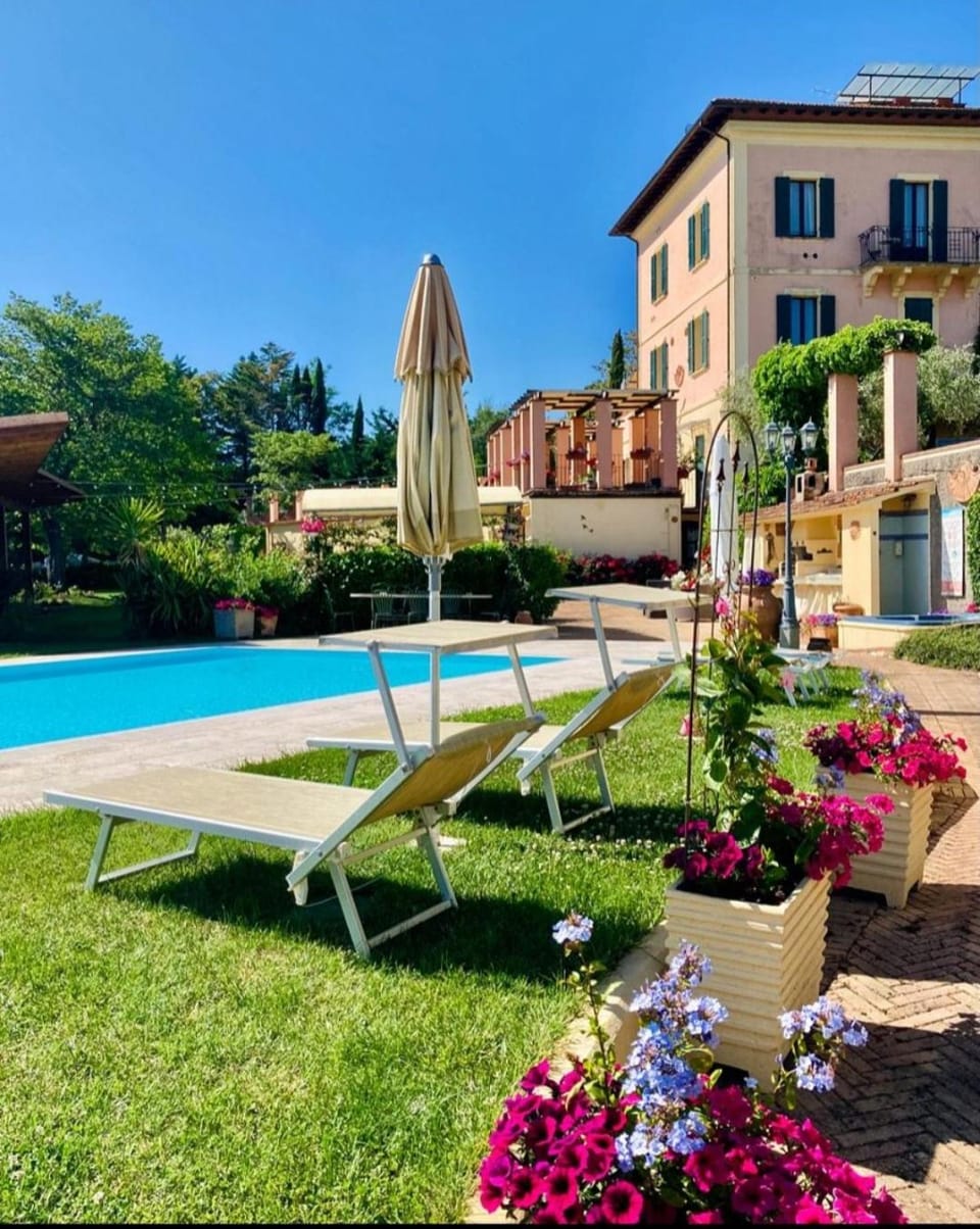 Garden, Garden view, Swimming pool, Swimming pool, sunbed