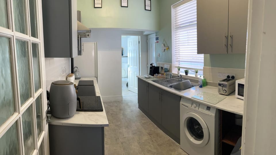 Coffee/tea facilities, oven, stove, toaster, washing machine
