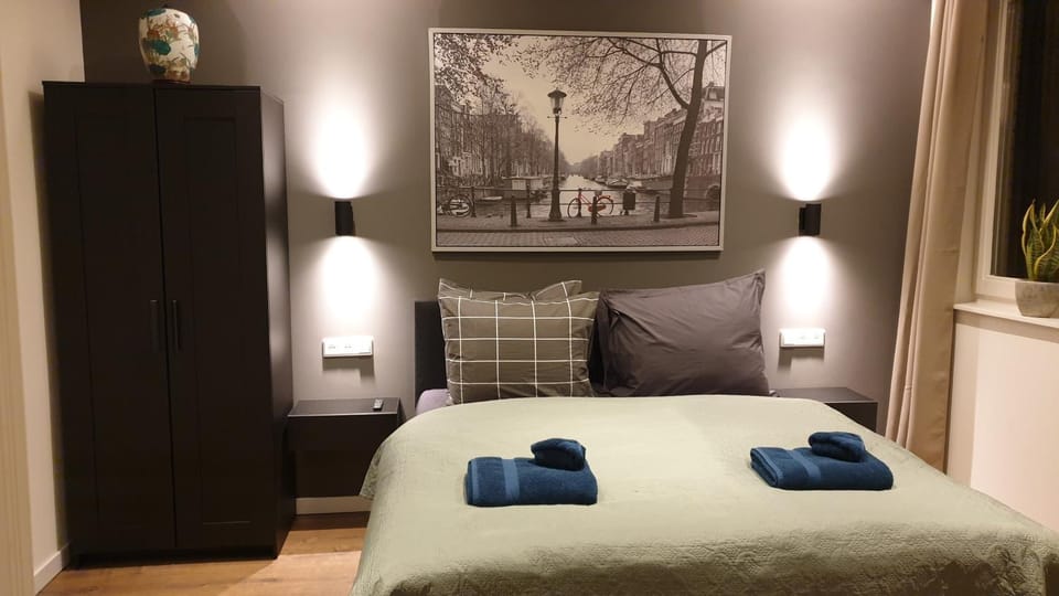Bed, towels
