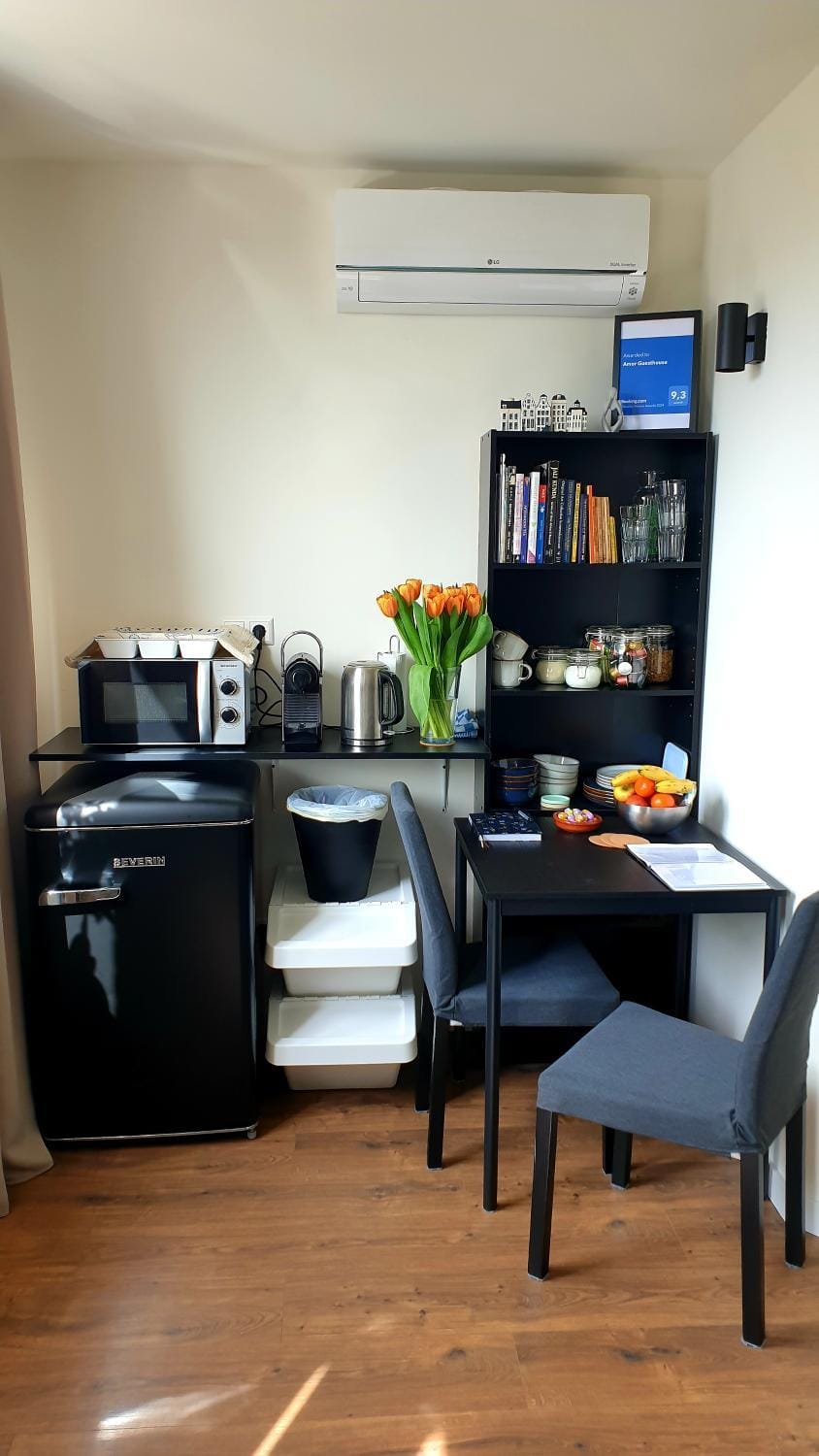 Coffee/tea facilities, Food and drinks, hair dresser, minibar, air conditioner