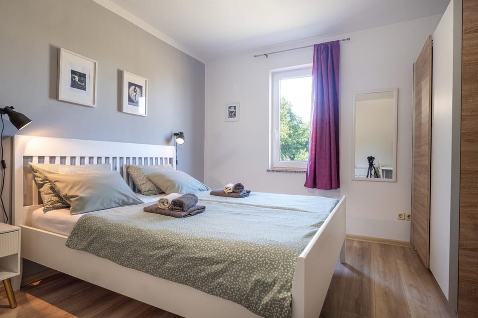 Bed, Bedroom, towels