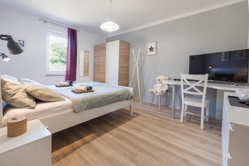 Bed, TV and multimedia, Bedroom