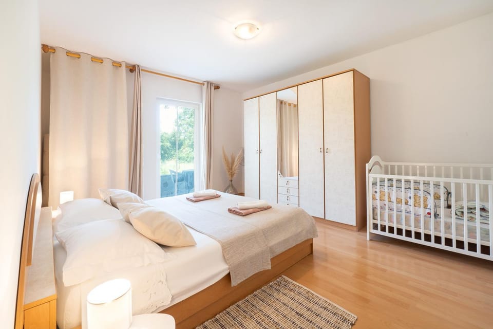 Bed, Photo of the whole room, Bedroom, cot