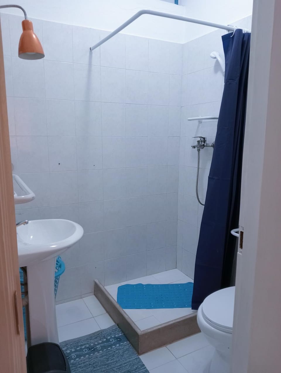 Shower, Toilet, Bathroom, towels