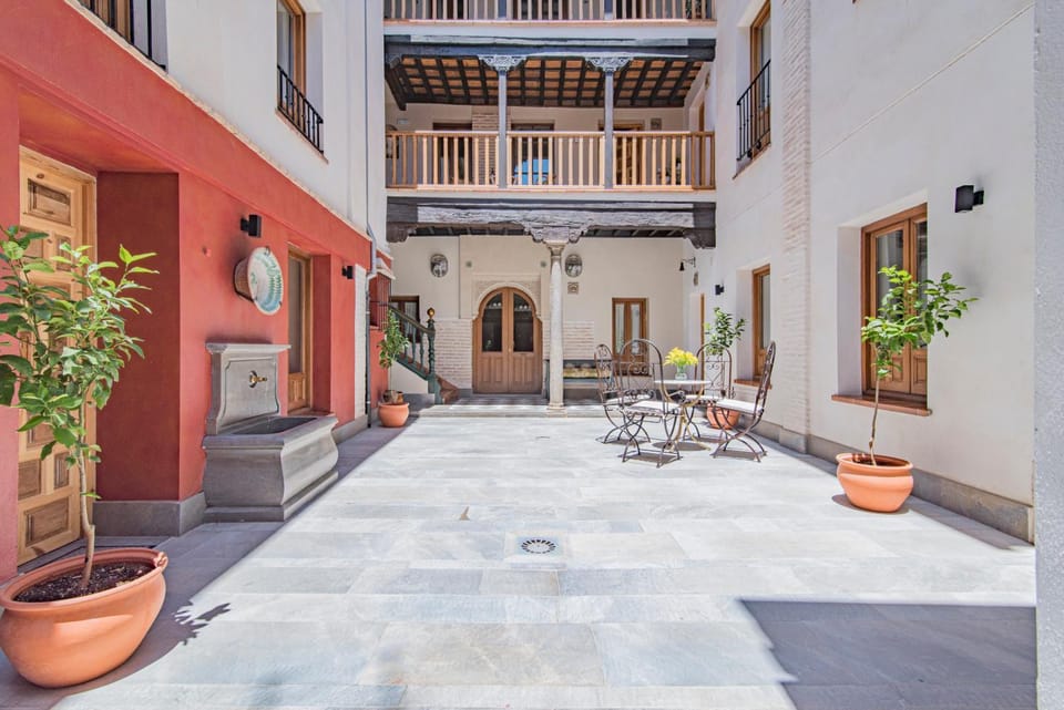 Patio, Facade/entrance