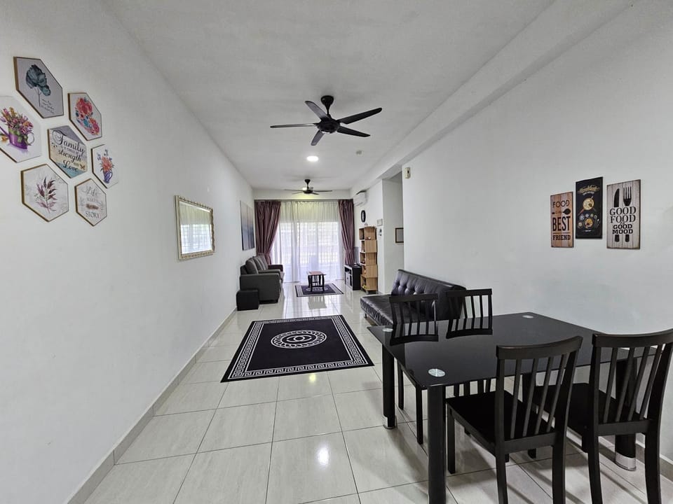 Living room, Seating area, Dining area, fireplace