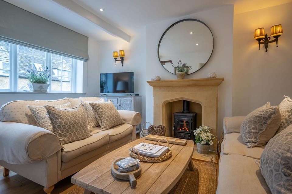 Property building, TV and multimedia, Living room, Seating area, flat iron