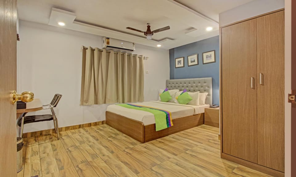 Bed, Photo of the whole room, Bedroom, fireplace, wardrobe, air conditioner