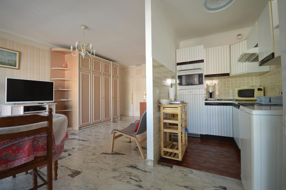 Restaurant/places to eat, TV and multimedia, kitchen