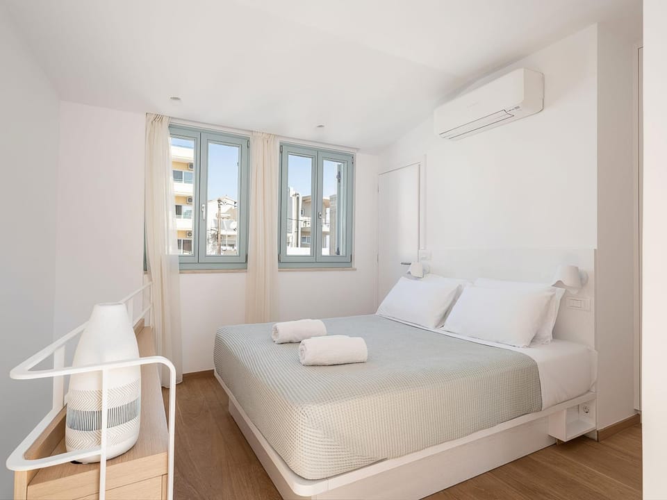 Bed, Photo of the whole room, Bedroom, towels, air conditioner