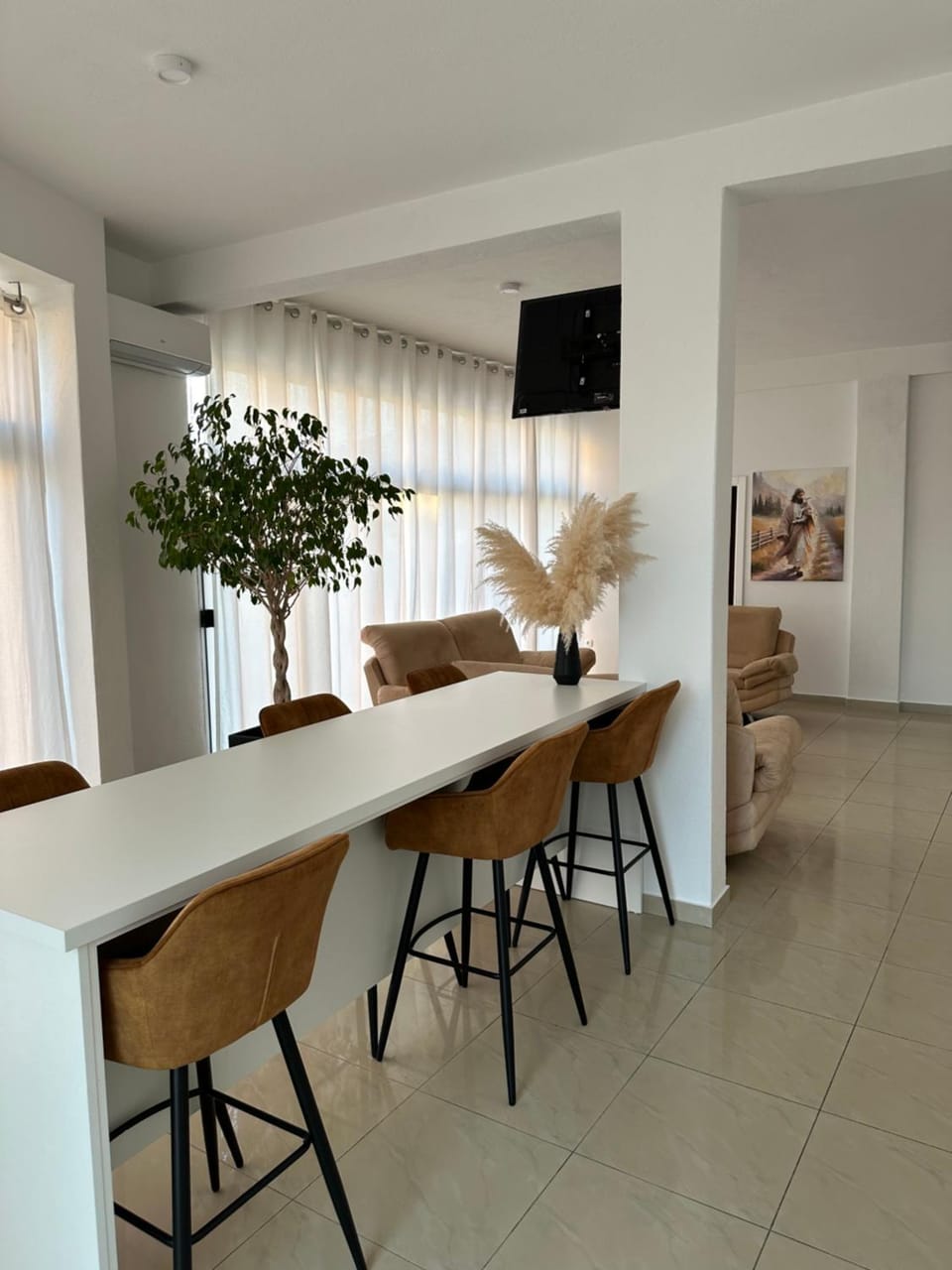 TV and multimedia, Living room, Seating area, Dining area