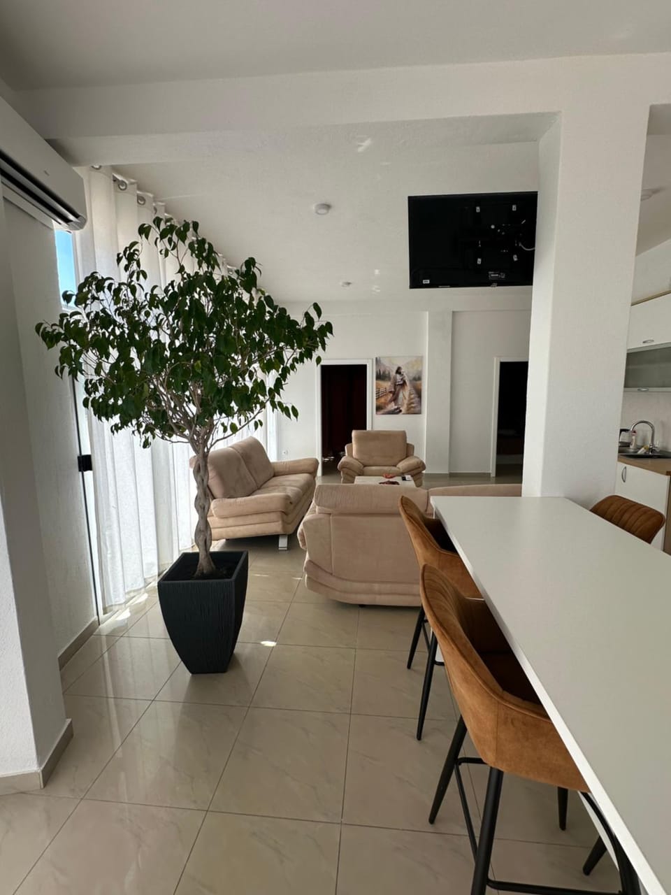 TV and multimedia, Living room, Seating area, Dining area