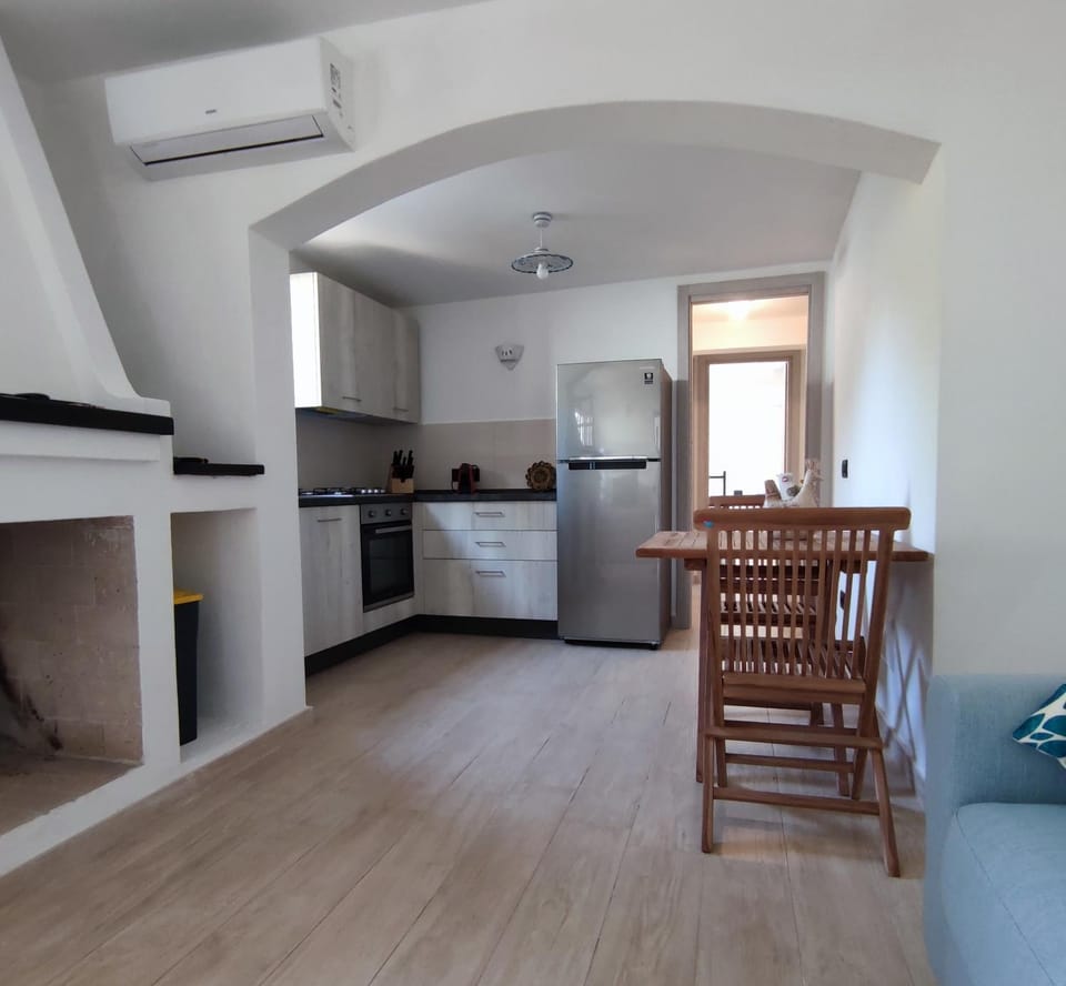 Kitchen or kitchenette, Seating area, Dining area