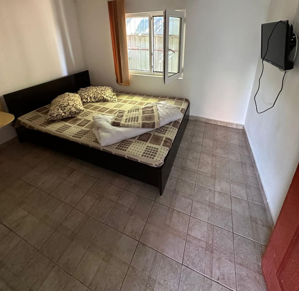 Bed, TV and multimedia, Bedroom