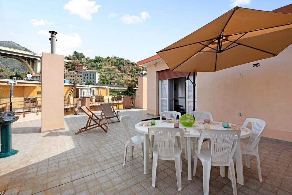 Property building, Balcony/Terrace, Living room